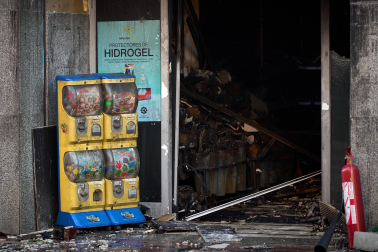 Fotos del incendio en un bazar de la avenida Marcelo Celayeta de la Rochapea