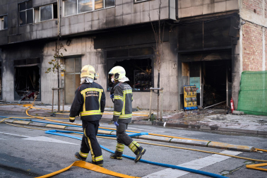Fotos del incendio en un bazar de la avenida Marcelo Celayeta de la Rochapea