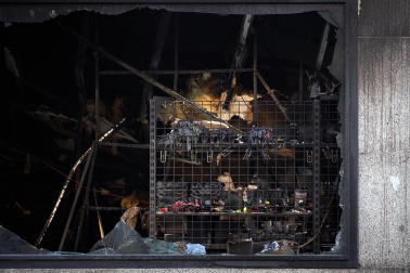 Fotos del incendio en un bazar de la avenida Marcelo Celayeta de la Rochapea