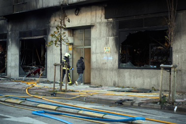 Fotos del incendio en un bazar de la avenida Marcelo Celayeta de la Rochapea