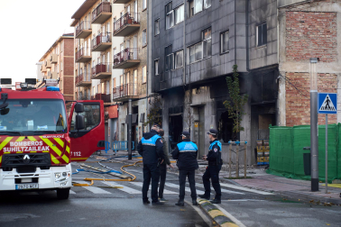 Fotos del incendio en un bazar de la avenida Marcelo Celayeta de la Rochapea