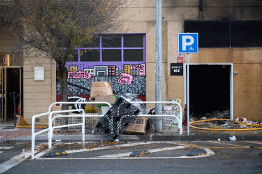 Fotos del incendio en un bazar de la avenida Marcelo Celayeta de la Rochapea