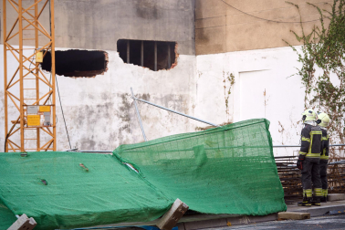 Fotos del incendio en un bazar de la avenida Marcelo Celayeta de la Rochapea