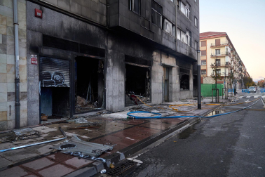 Fotos del incendio en un bazar de la avenida Marcelo Celayeta de la Rochapea