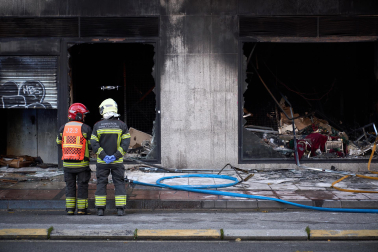 Fotos del incendio en un bazar de la avenida Marcelo Celayeta de la Rochapea