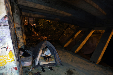 Mohamed, marroquí de 25 años, duerme desde hace meses en este puente. Esta imagen se tomó la noche del jueves 20 de noviembre.