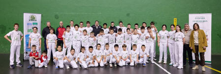 Fotos de la visita de Peio Etxeberria y Andoni Gaskue al frontón de Ultzama