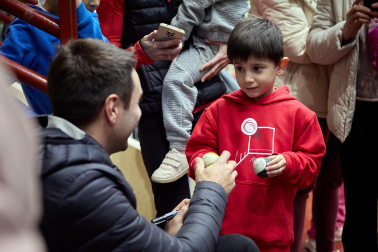 Fotos de la visita de Peio Etxeberria y Andoni Gaskue al frontón de Ultzama