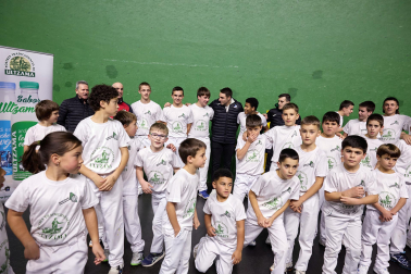 Fotos de la visita de Peio Etxeberria y Andoni Gaskue al frontón de Ultzama