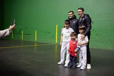 Fotos de la visita de Peio Etxeberria y Andoni Gaskue al frontón de Ultzama