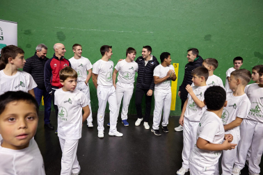 Fotos de la visita de Peio Etxeberria y Andoni Gaskue al frontón de Ultzama