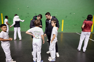 Fotos de la visita de Peio Etxeberria y Andoni Gaskue al frontón de Ultzama