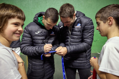 Fotos de la visita de Peio Etxeberria y Andoni Gaskue al frontón de Ultzama