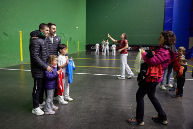 Fotos de la visita de Peio Etxeberria y Andoni Gaskue al frontón de Ultzama