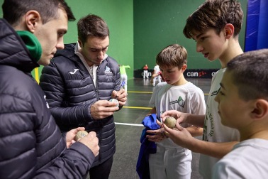 Fotos de la visita de Peio Etxeberria y Andoni Gaskue al frontón de Ultzama