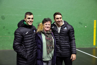 Fotos de la visita de Peio Etxeberria y Andoni Gaskue al frontón de Ultzama