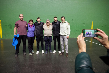 Fotos de la visita de Peio Etxeberria y Andoni Gaskue al frontón de Ultzama