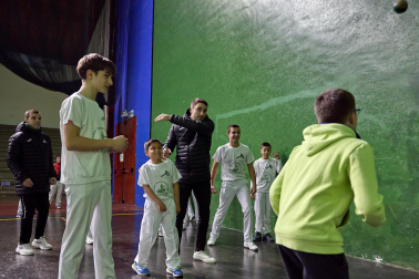 Fotos de la visita de Peio Etxeberria y Andoni Gaskue al frontón de Ultzama