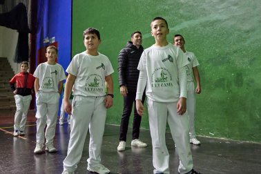 Fotos de la visita de Peio Etxeberria y Andoni Gaskue al frontón de Ultzama