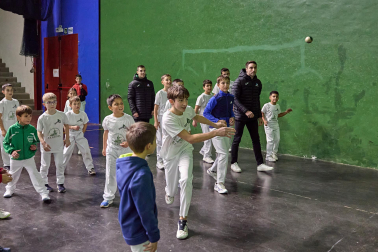 Fotos de la visita de Peio Etxeberria y Andoni Gaskue al frontón de Ultzama