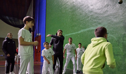 Peio Etxeberria y Andoni Gaskue, con los pelotaris de la escuela del Buruzgain.