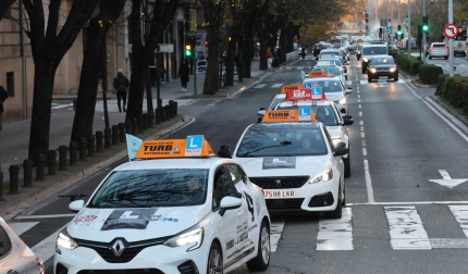 Caravana de las autoescuelas navarras por las calles de Pamplona