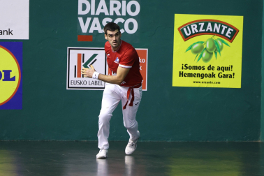 Joseba Ezkurdia golpea a una pelota en la zaga.