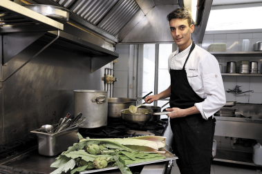 Lorenzo Aréjula, chef del restaurante 'Casa Zanito': "Lo mejor está siendo poder hacer lo que me gusta rodeado de un gran equipo, hacer sentir feliz a la gente con mi comida"