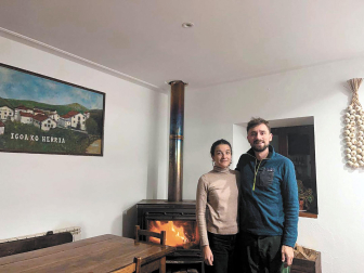 Sara Crisóstomo y Bohumil Zacek, posada de Igoa: "Queremos que la posada sea punto de encuentro, donde haya flujo de personas y se tejan nuevas redes"