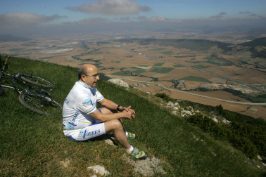 Manuel Torres, sentado en la Higa de Monreal tras subir la montaña en bicicleta, con 71 años.