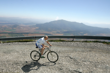 Manuel Torres ascendiendo la Higa de Monreal.