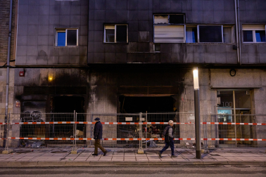 El acceso al portal y al bazar incendiado permanecen acordonados