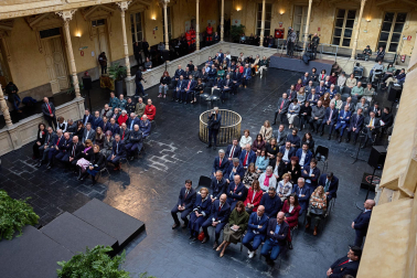 Fotos de la entrega de la Medalla de Oro de Navarra 2025, concedida, a título póstumo, a Manuel Torres