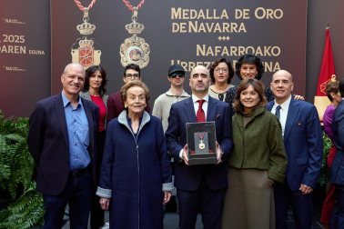 Fotos de la entrega de la Medalla de Oro de Navarra 2025, concedida, a título póstumo, a Manuel Torres