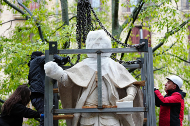 Fotos del traslado de las estatuas de los Reyes del paseo Sarasate