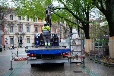 Fotos del traslado de las estatuas de los Reyes del paseo Sarasate