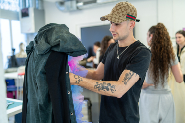 La confección es solo una de los aspectos que se aprenden en el grado de Diseño de Moda