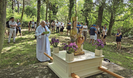 Romería de la Virgen de Irangoiti en Sabaiza con el sacerdote Eugenio Lecumberri