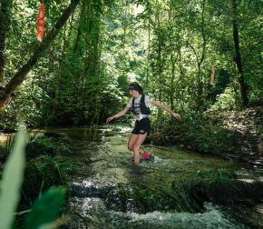 Naiara Irigoyen, cruzando un arroyo durante su experiencia en Tailandia