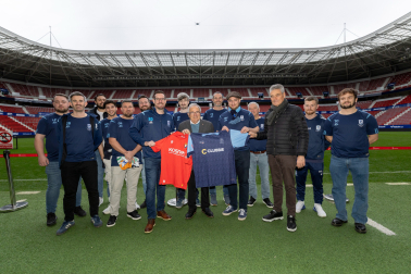 Una delegación del South East Athletic conoció El Sadar junto a Luis Sabalza y José Andrés Burguete.osasuna