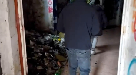El interior del edificio se encuentra en un estado de abandono en el que la basura se acumula por todos los rincones