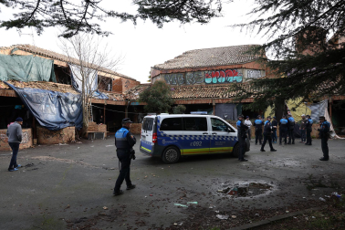 Interior del convento abandonado de Aranzadi donde viven 70 personas