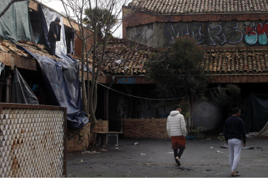 Interior del convento abandonado de Aranzadi donde viven 70 personas