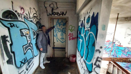 Interior del convento abandonado de Aranzadi donde viven 70 personas