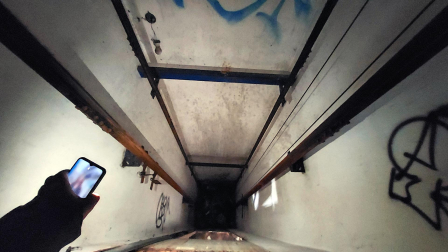 Interior del convento abandonado de Aranzadi donde viven 70 personas