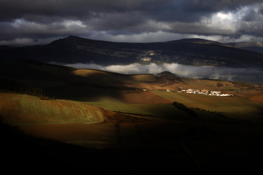 ALTO DEL PERDÓN. Aquí, el Camino de Santiago alcanza una dimensión especial. Todo parece un lienzo de Pedro Salaberri: pinceladas de campo, cielo y viento.