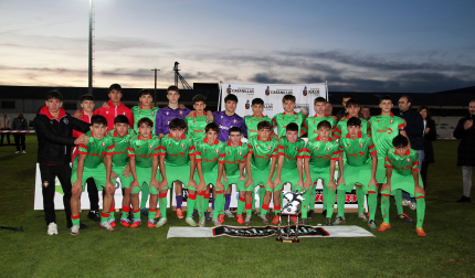Los jugadores de Osasuna posan con el trofeo de subcampeón del Torneo Villa de Cabanillas tras caer en penaltis en la final contra el Zaragoza