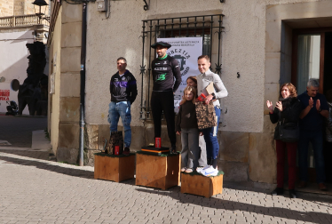 Los más destacados en la carrera del Alsasua, en el podio, liderados por Israel Arbizu