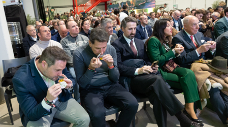 Los asistentes catan el aceite recién cosechado