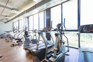 El gimnasio y la sala de actividades múltiples ofrecen una gran variedad de máquinas y disciplinas que pueden practicarse de la mano de profesionales